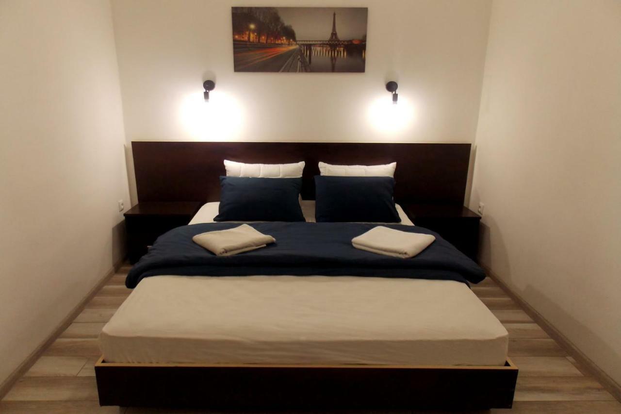 Apartment At Teodora Sqr Lviv Buitenkant foto